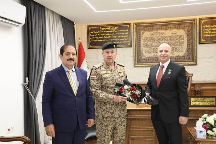 ر الدكتور حيدر عصفور، رئيس ممثلية الديانة الزرادشتية، يرافقه الشيخ محمود الباجلان،