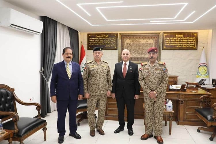 ر الدكتور حيدر عصفور، رئيس ممثلية الديانة الزرادشتية، يرافقه الشيخ محمود الباجلان،