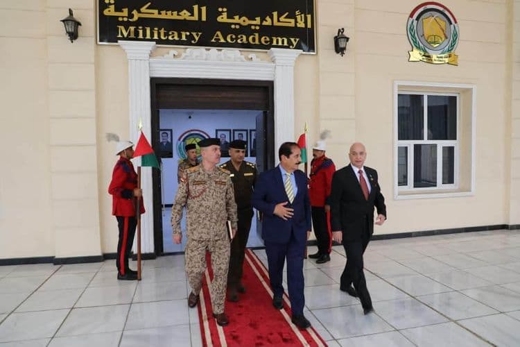 ر الدكتور حيدر عصفور، رئيس ممثلية الديانة الزرادشتية، يرافقه الشيخ محمود الباجلان،