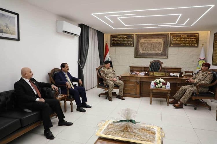 ر الدكتور حيدر عصفور، رئيس ممثلية الديانة الزرادشتية، يرافقه الشيخ محمود الباجلان،