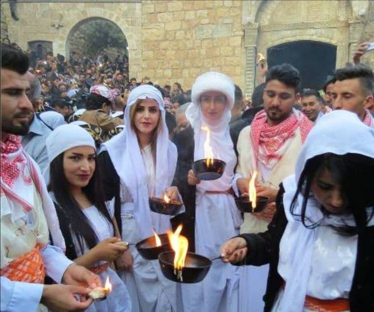 پیرۆزبایی نوێنەرایەتی زەردەشتییەکان لە برایانی ئێزیدی خۆیان لەبۆنەی جەژنی سەری ساڵی ئێزیدی