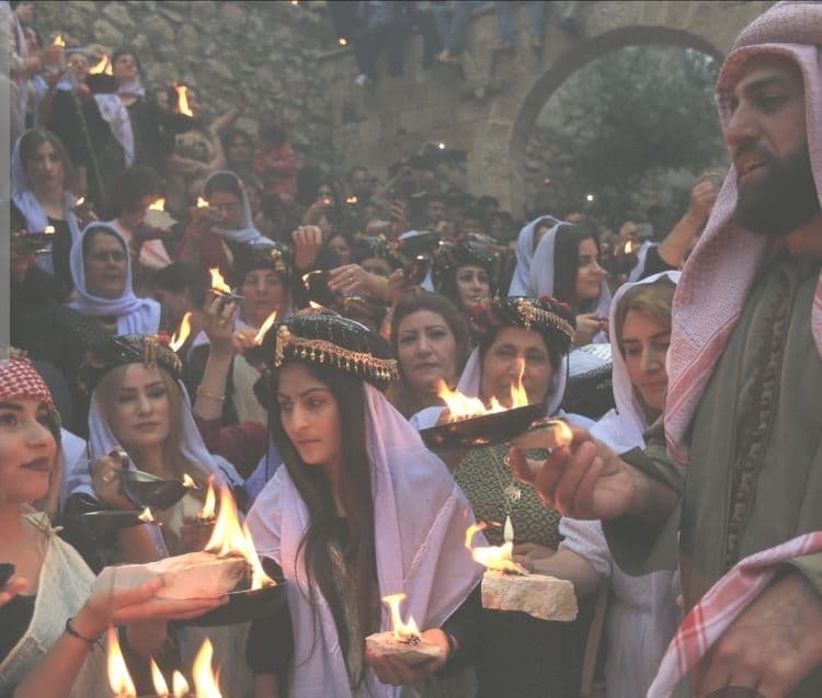 پیرۆزبایی نوێنەرایەتی زەردەشتییەکان لە برایانی ئێزیدی خۆیان لەبۆنەی جەژنی سەری ساڵی ئێزیدی