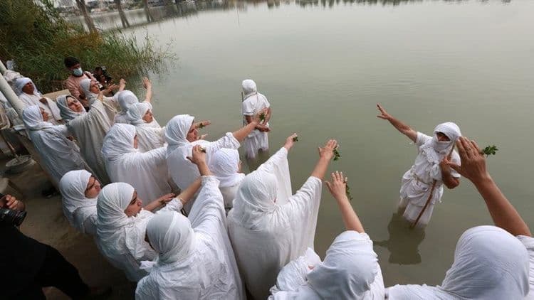 به نام آفریننده، بخشنده نور و زندگی..